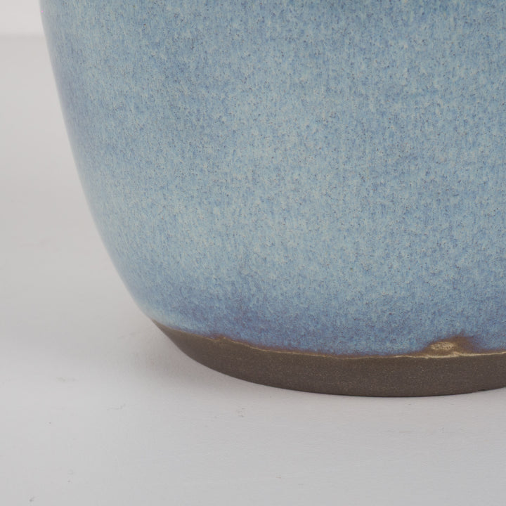 Keramisch geglazuurd vaasje in lichtblauw – gestempeld M – 17,5 cm