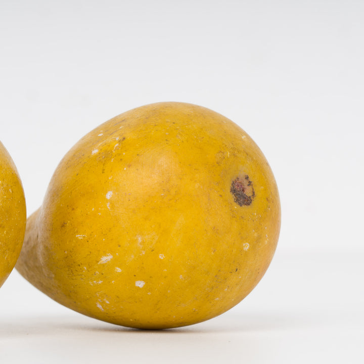 Gele peer in natuursteen – decoratieve sculptuur (5 x 6 x 8 cm, 300 g)