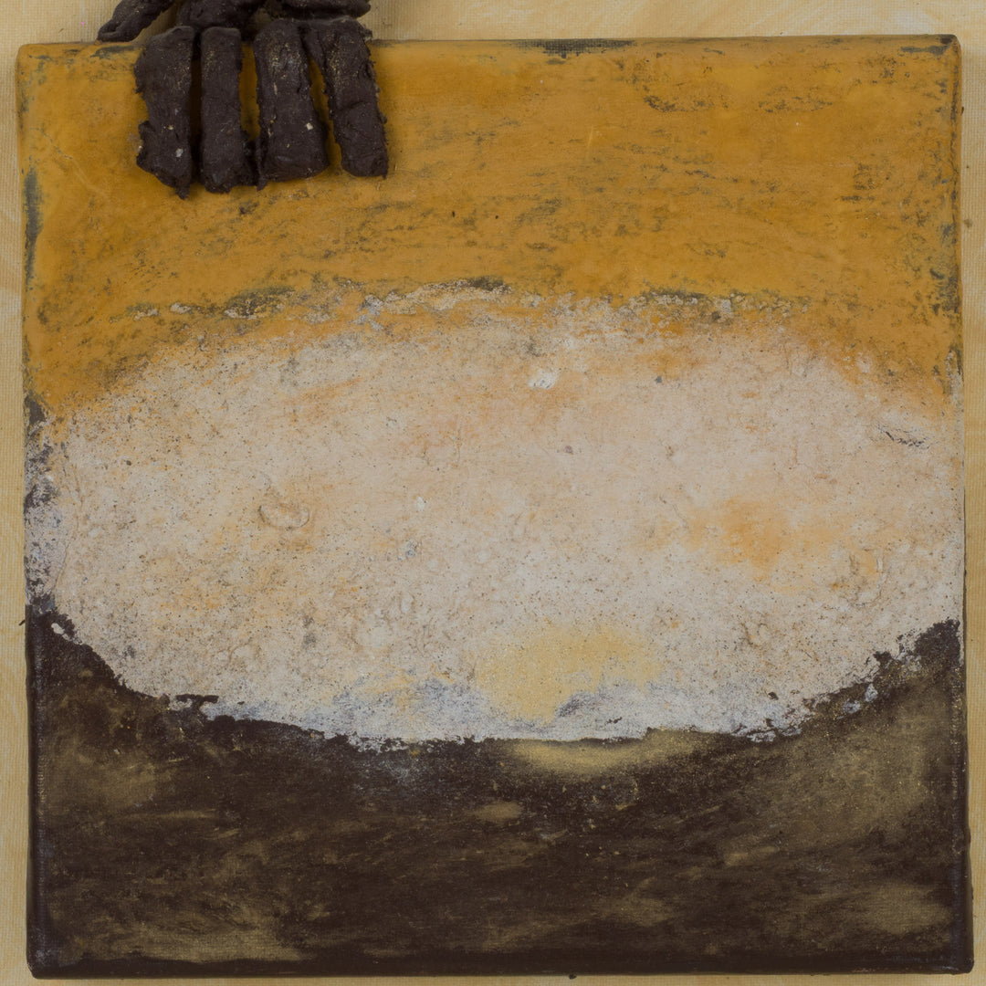 Schilderij in okergeel met 3D beeldje van zittende figuren – 40x40 cm