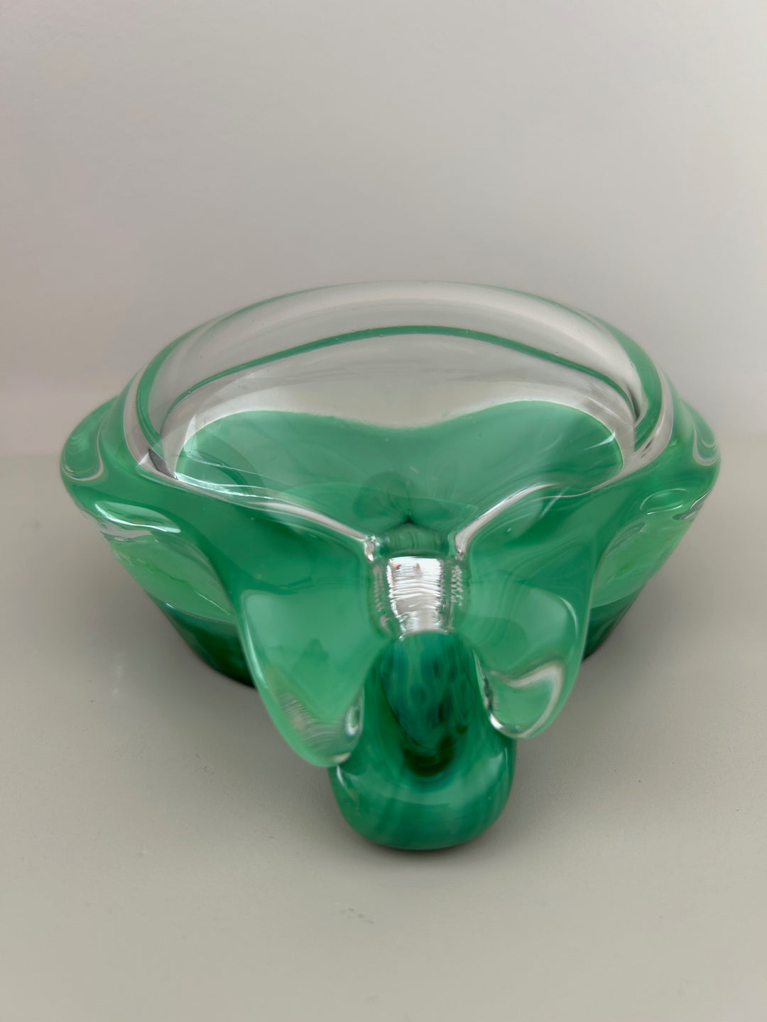 Groene fluistering in kristal – vintage vaasje van Bruno Lehrer