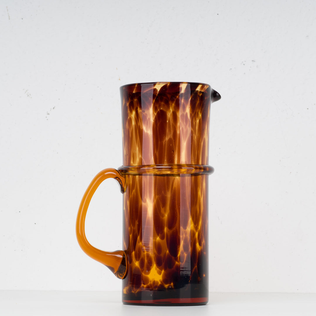 Glazen schenkkan in bruin schildpadmotief