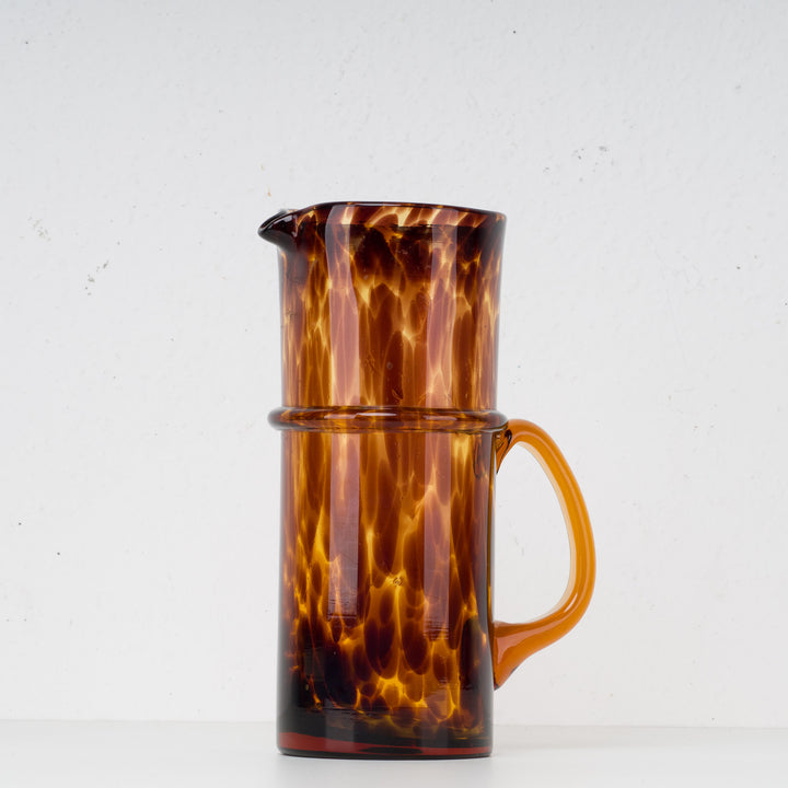 Glazen schenkkan in bruin schildpadmotief