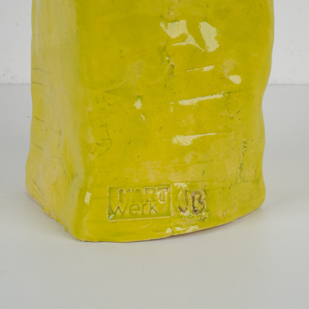 Handgemaakt beeld van een vrouw – lichtgroen geglazuurd, met sociaal engagement