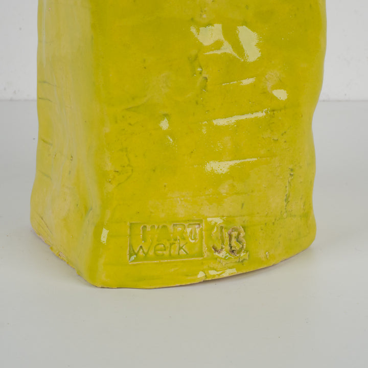 Handgemaakt beeld van een vrouw – lichtgroen geglazuurd, met sociaal engagement