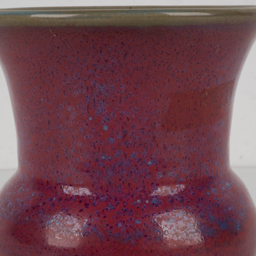 Handgemaakt keramisch vaasje – Bordeaux sang de boeuf met lichtblauw glazuur