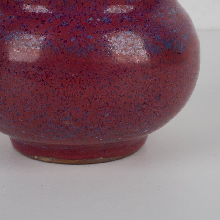 Handgemaakt keramisch vaasje – Bordeaux sang de boeuf met lichtblauw glazuur