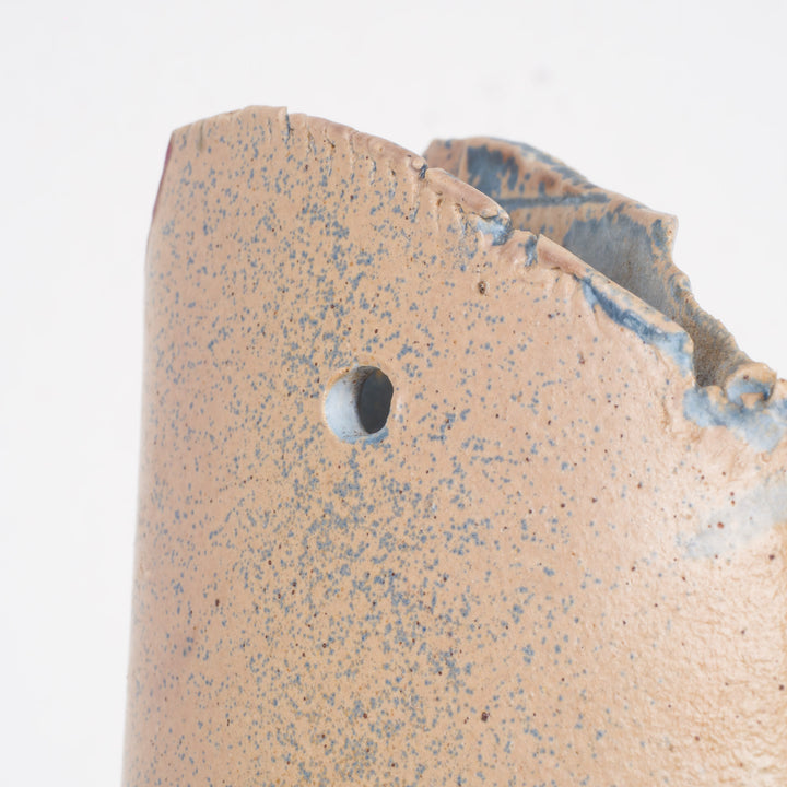 Handgemaakt smal keramisch vaasje – lichtblauw en beige, ophangbaar