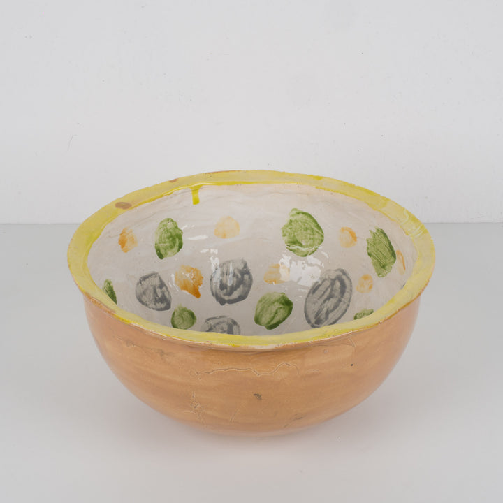 Handgemaakte geglazuurde keramische schaal in aardetinten