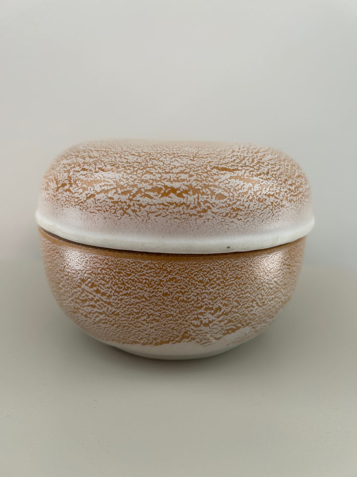 Handgemaakt keramisch dekselpotje in wit & zandkleur – Gesigneerd 1 B14 - 12x12x9cm