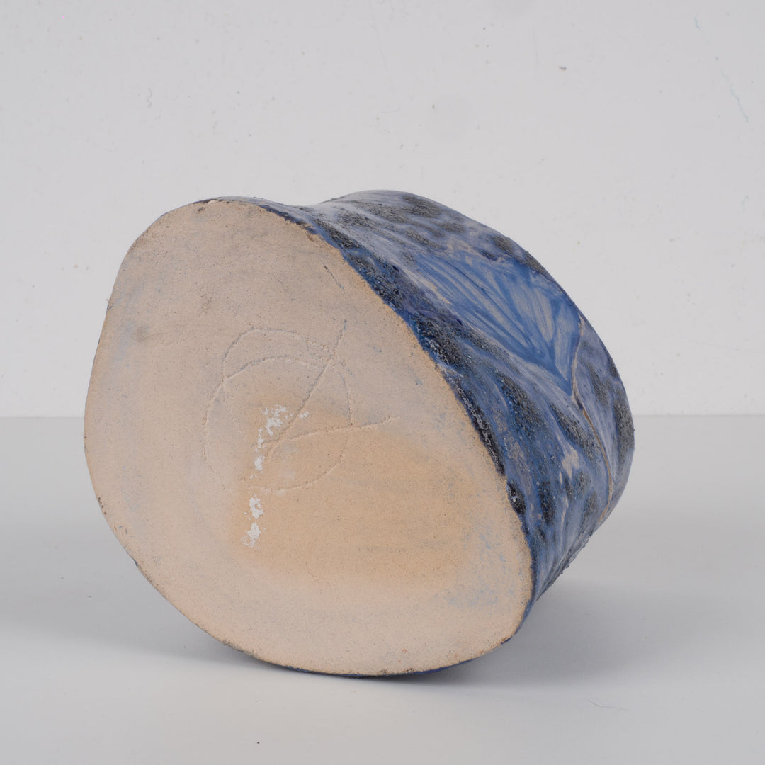 Blauw keramisch potje met bladmotief – Handgemaakt en gesigneerd – 15x13x13 cm