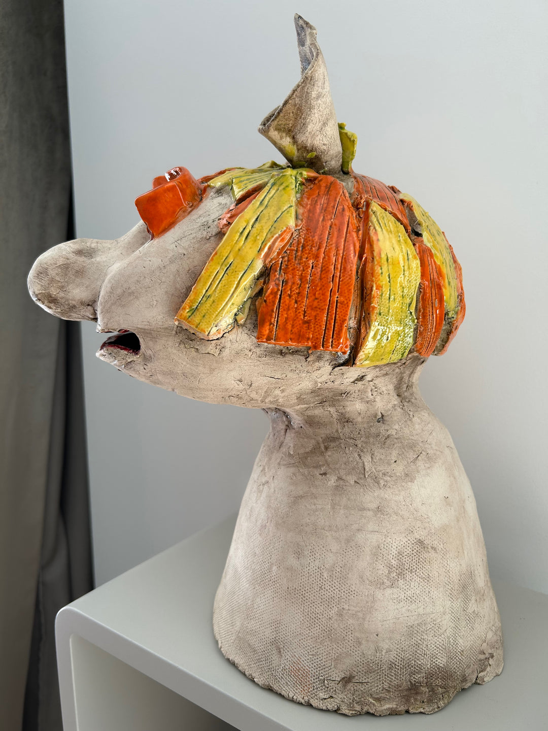 Een eigenzinnige ziel met elfenoren – handgemaakt beeld met een verhaal / 18 x 27 x 32,5 cm