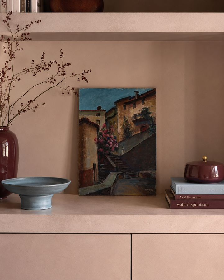 Betoverend schilderijtje van een zuiders dorp – trappen, roze bougainvilles en zonnige charme / 44,5 x 30,3cm