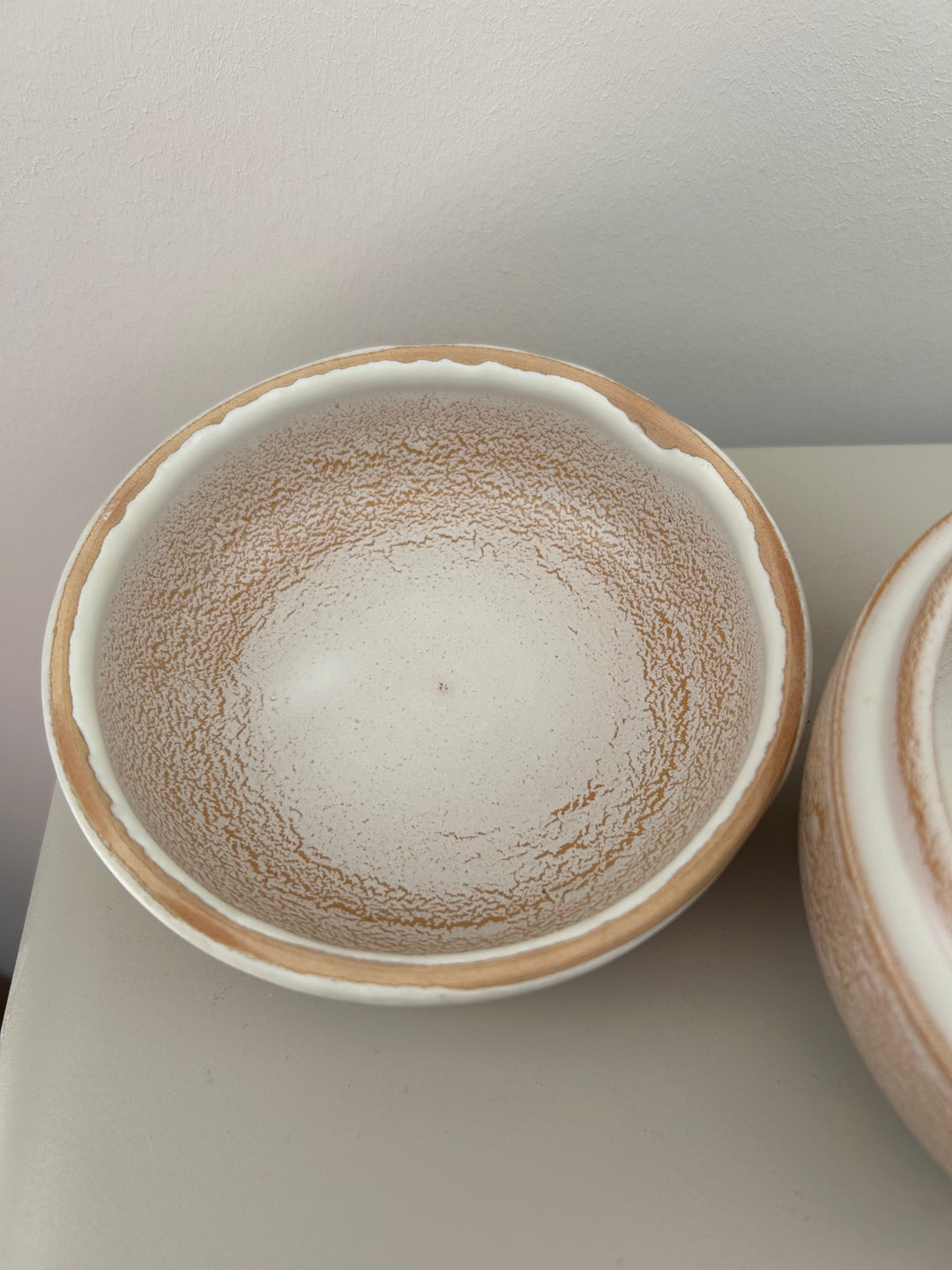 Handgemaakt keramisch dekselpotje in wit & zandkleur – Gesigneerd 1 B14 - 12x12x9cm