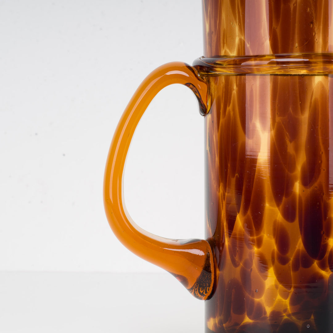 Glazen schenkkan in bruin schildpadmotief