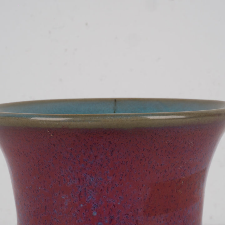 Handgemaakt keramisch vaasje – Bordeaux sang de boeuf met lichtblauw glazuur