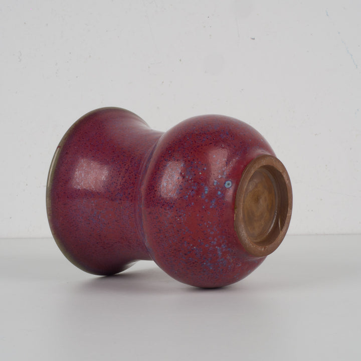 Handgemaakt keramisch vaasje – Bordeaux sang de boeuf met lichtblauw glazuur