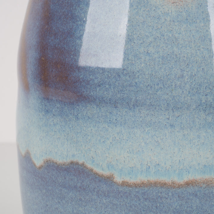 Keramisch geglazuurd vaasje in lichtblauw – gestempeld M – 17,5 cm