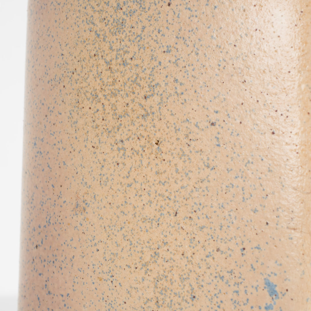 Handgemaakt smal keramisch vaasje – lichtblauw en beige, ophangbaar