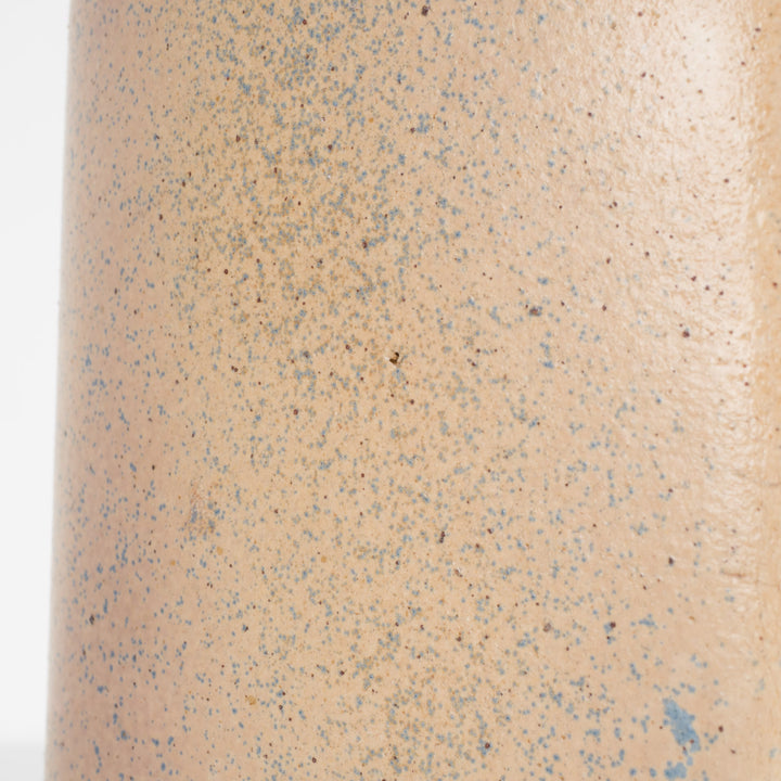 Handgemaakt smal keramisch vaasje – lichtblauw en beige, ophangbaar