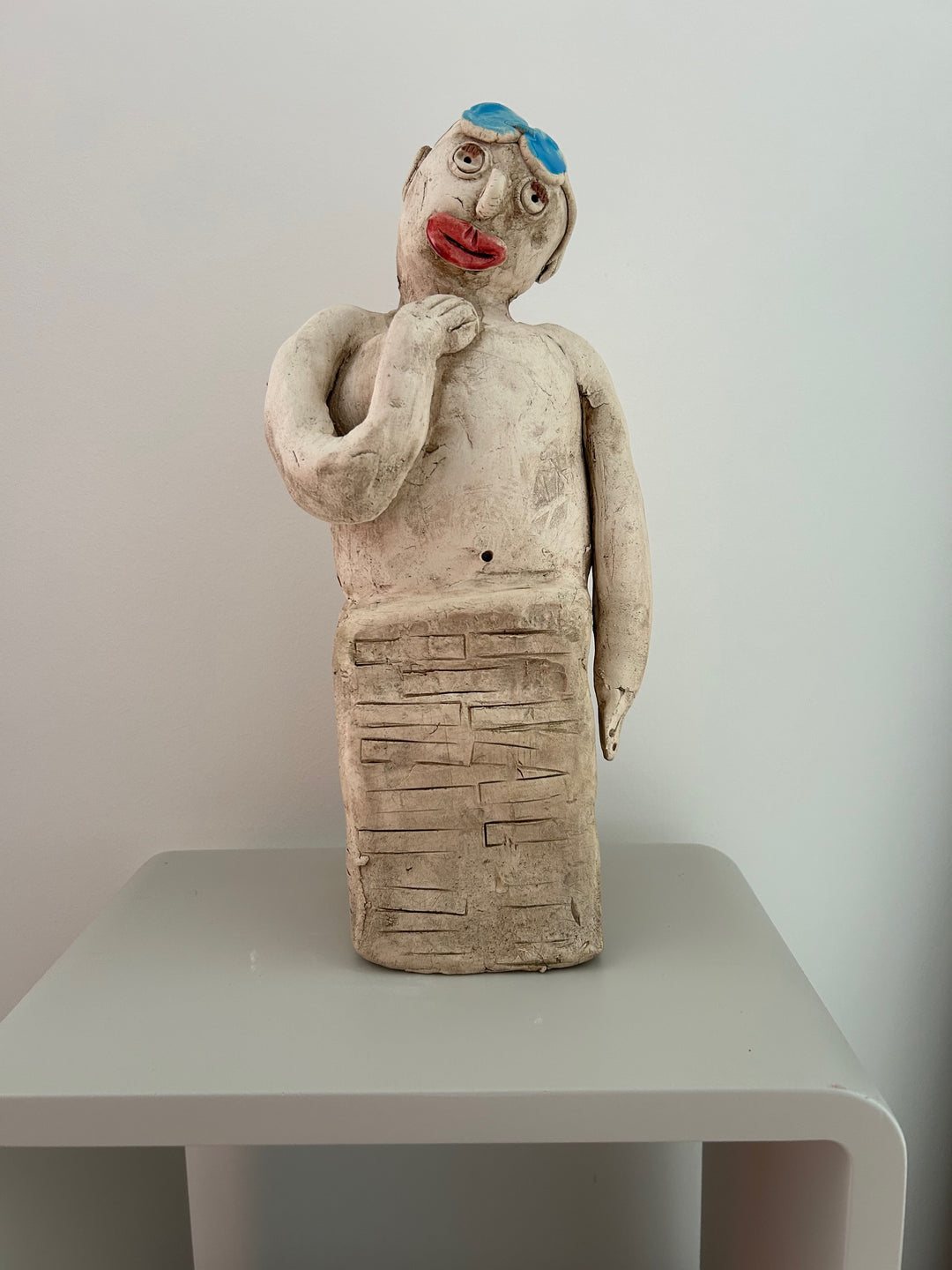 Beeld 'De Dromerige Zwemmer' – een knipoog in keramiek - 14 x 9 x 33 cm
