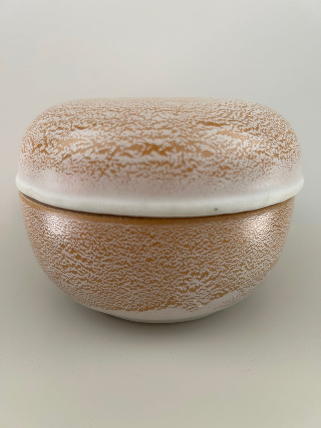 Handgemaakt keramisch dekselpotje in wit & zandkleur – Gesigneerd 1 B14 - 12x12x9cm