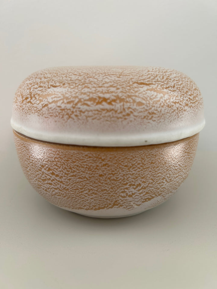 Handgemaakt keramisch dekselpotje in wit & zandkleur – Gesigneerd 1 B14 - 12x12x9cm