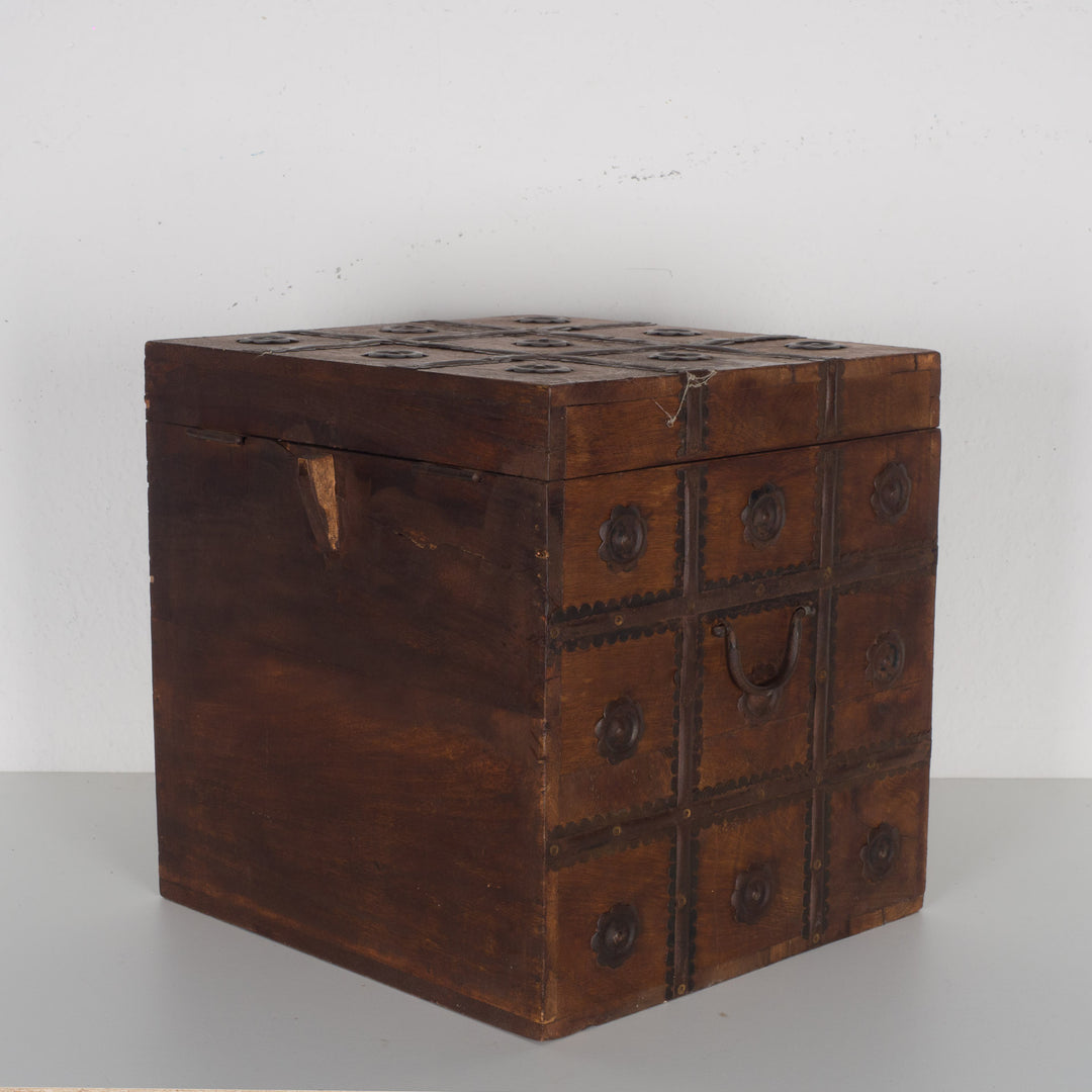 Koloniale Shisham Houten Kist 36x34x36 cm – Authentieke Opbergkist met Metalen Beslag