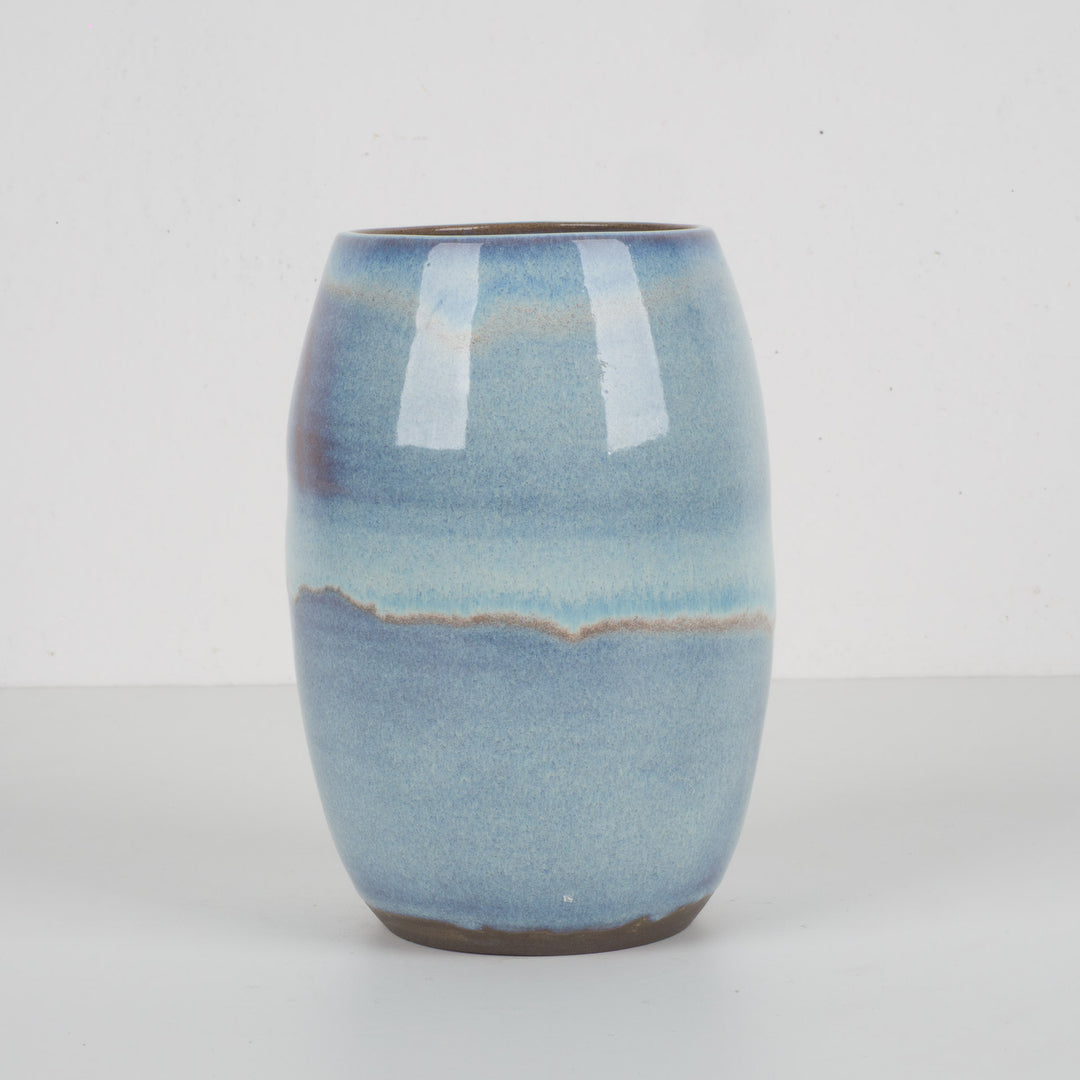 Keramisch geglazuurd vaasje in lichtblauw – gestempeld M – 17,5 cm