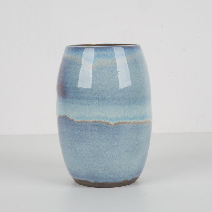 Keramisch geglazuurd vaasje in lichtblauw – gestempeld M – 17,5 cm