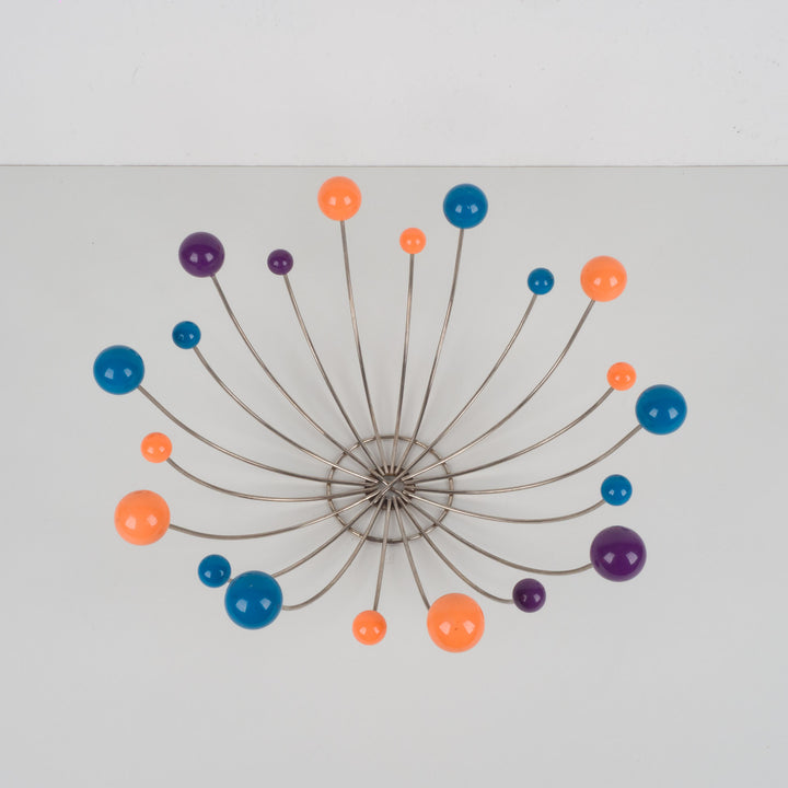 Vintage fruitmand in draadstaal met kleurrijke bollen – mid-century design – 36,5 x 36,5 x 15 cm