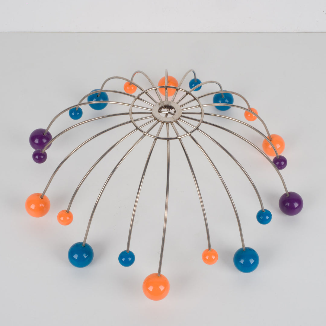 Vintage fruitmand in draadstaal met kleurrijke bollen – mid-century design – 36,5 x 36,5 x 15 cm