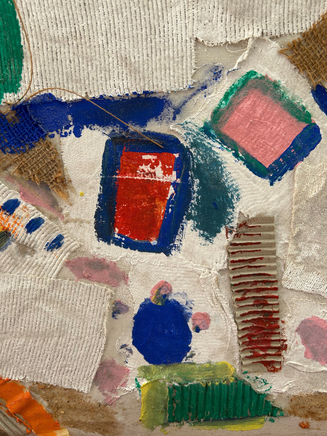 Abstracte Mixed Media Collage – Kleurrijk Textuurkunstwerk met Unieke Materialen - 64,5 x 50 x 3 cm