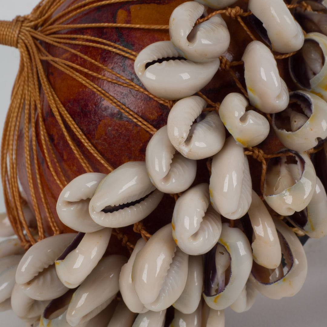 Authentiek schelpenobject op kalebas – Mogelijk traditionele rammelaar – 16,5 x 16,5 x 11,5 cm