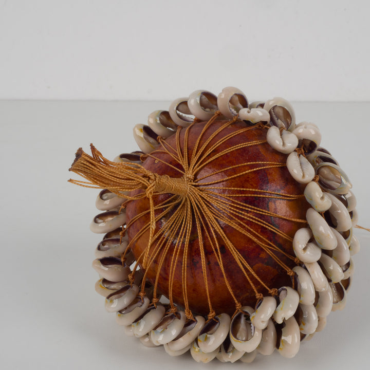 Authentiek schelpenobject op kalebas – Mogelijk traditionele rammelaar – 16,5 x 16,5 x 11,5 cm
