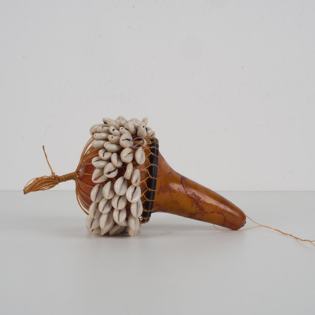 Authentiek schelpenobject op kalebas – Mogelijk traditionele rammelaar – 16,5 x 16,5 x 11,5 cm