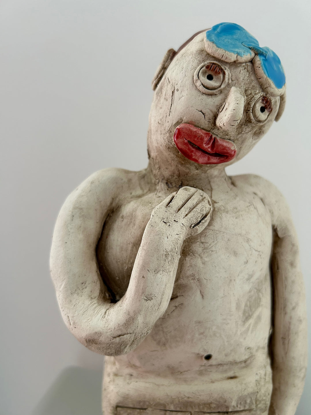 Beeld 'De Dromerige Zwemmer' – een knipoog in keramiek - 14 x 9 x 33 cm