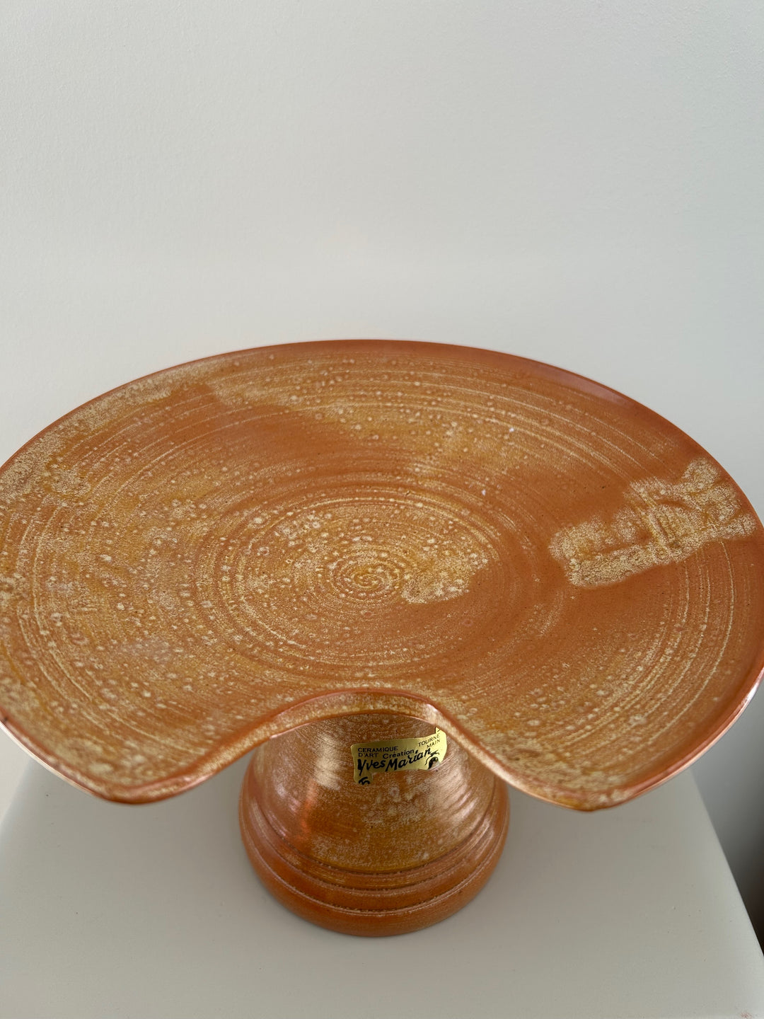 Keramische Tazza “Yves Marian” – Warm Oranje Sculptuur