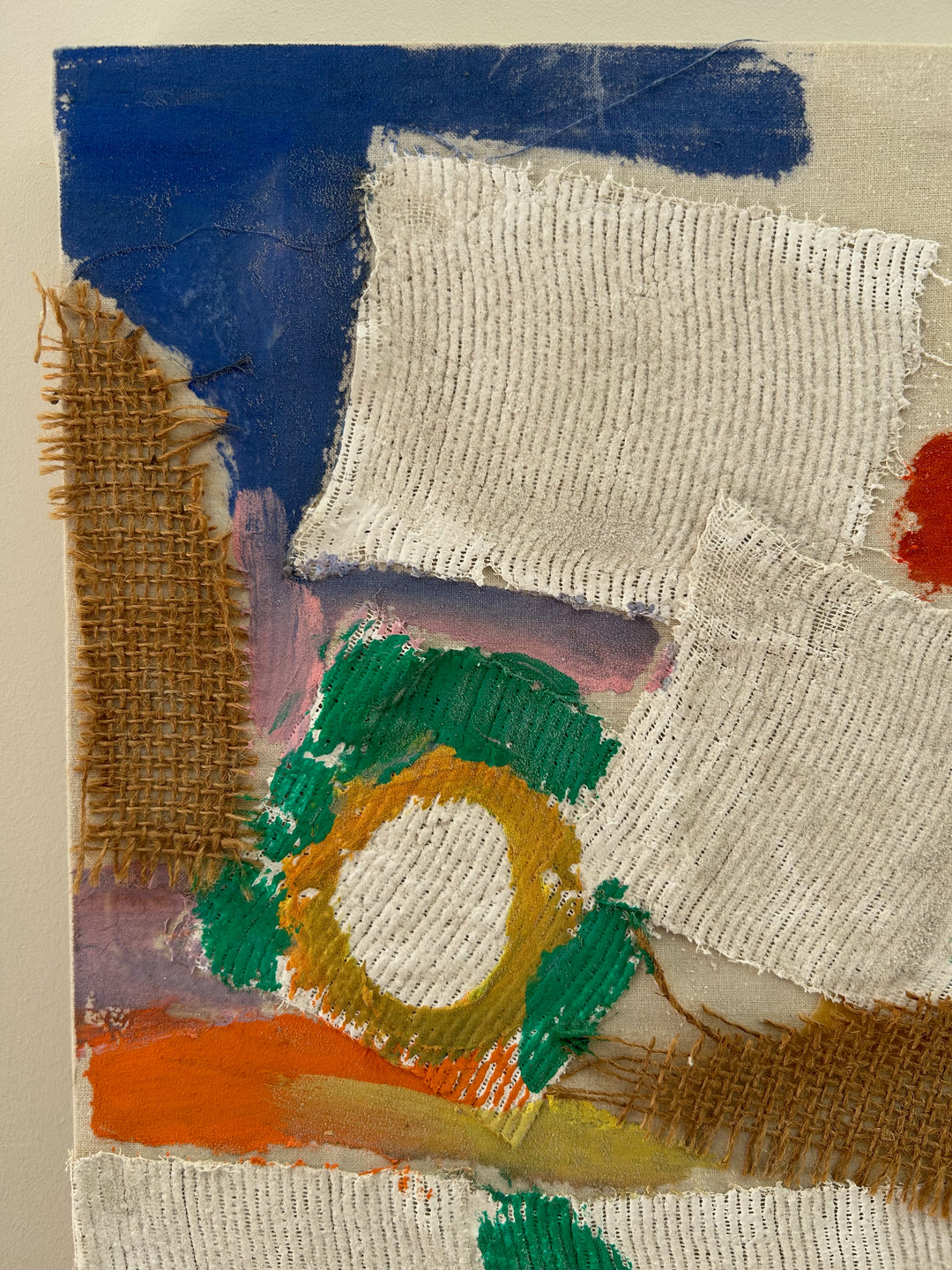 Abstracte Mixed Media Collage – Kleurrijk Textuurkunstwerk met Unieke Materialen - 64,5 x 50 x 3 cm