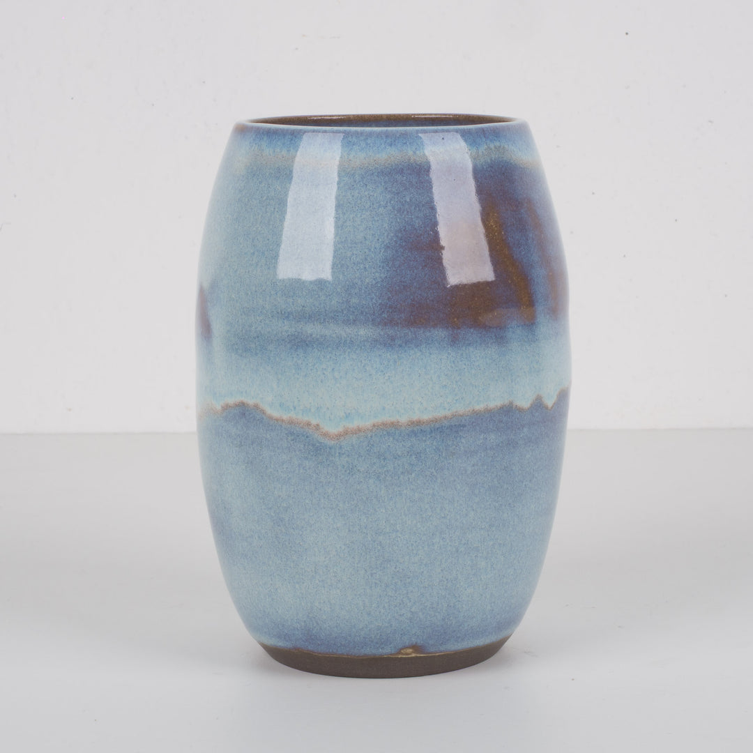 Keramisch geglazuurd vaasje in lichtblauw – gestempeld M – 17,5 cm