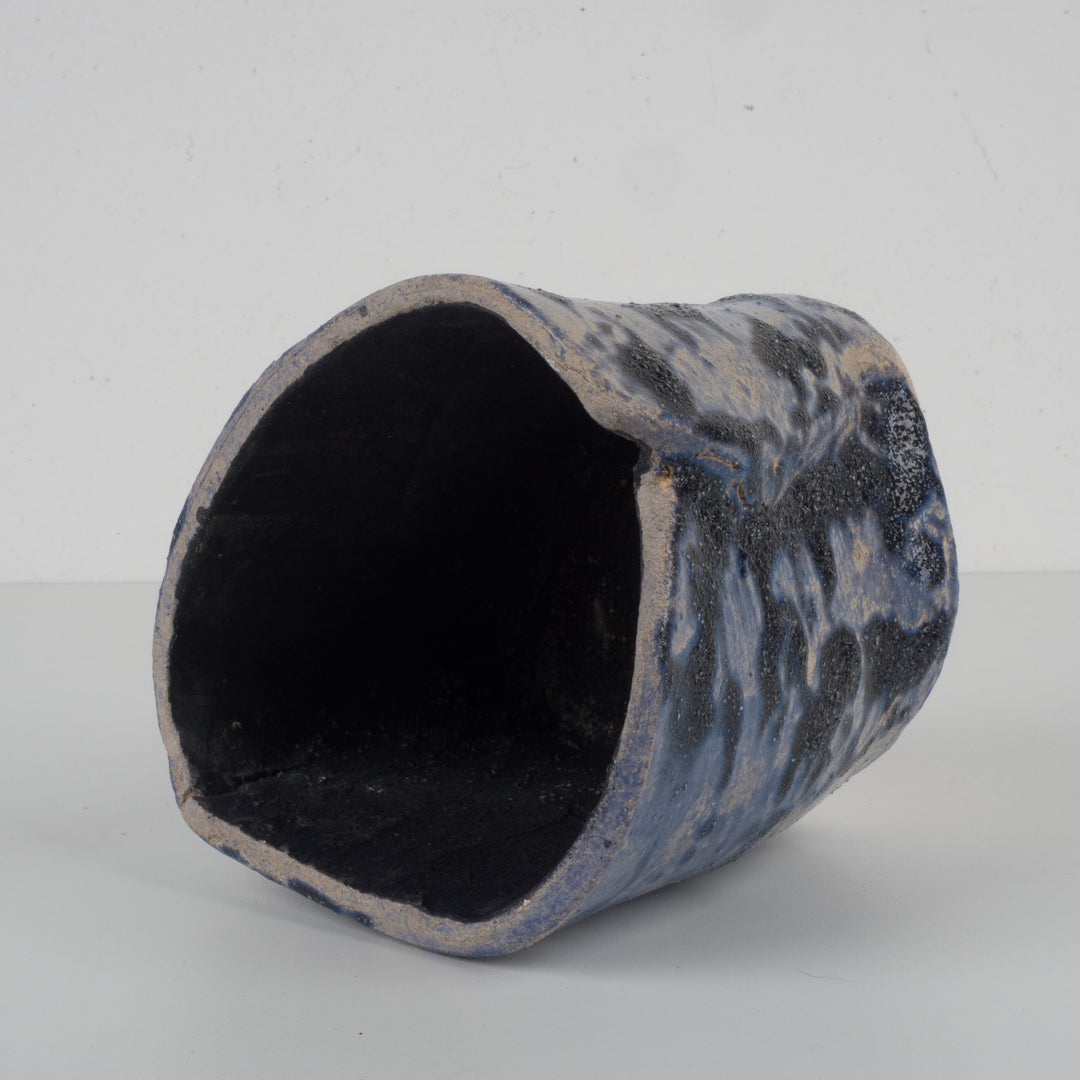 Blauw keramisch potje met bladmotief – Handgemaakt en gesigneerd – 15x13x13 cm