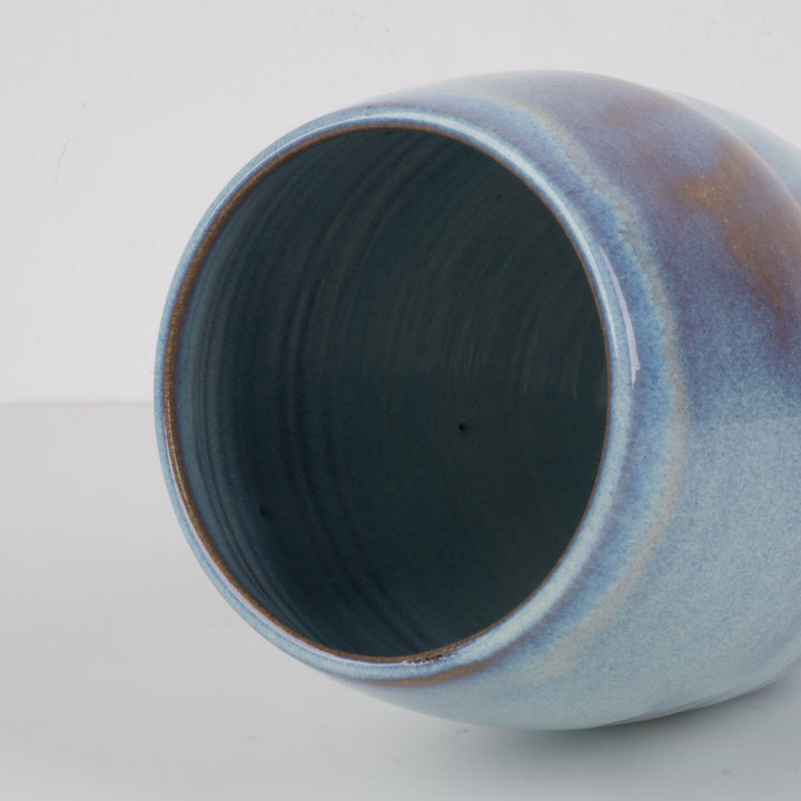 Keramisch geglazuurd vaasje in lichtblauw – gestempeld M – 17,5 cm