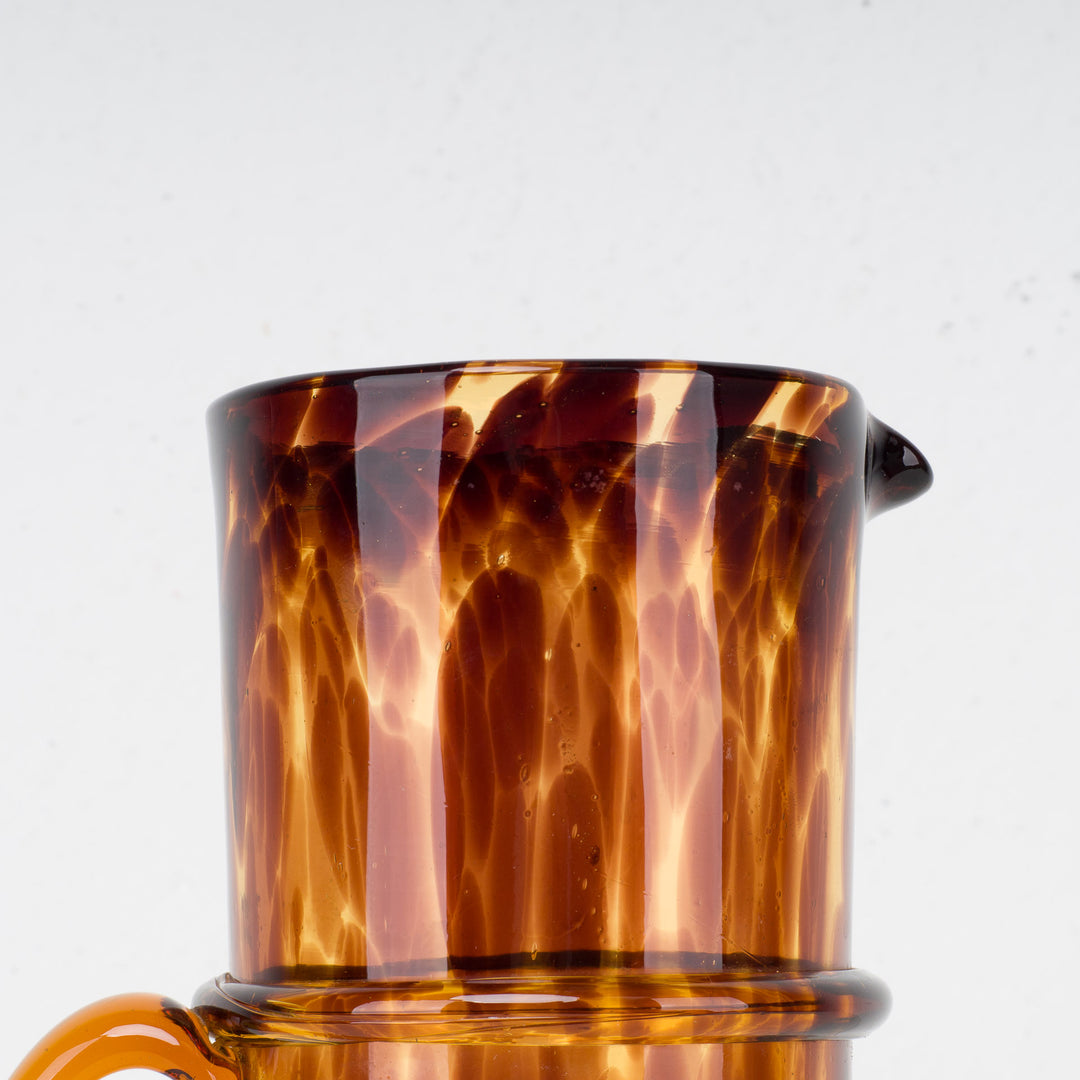 Glazen schenkkan in bruin schildpadmotief