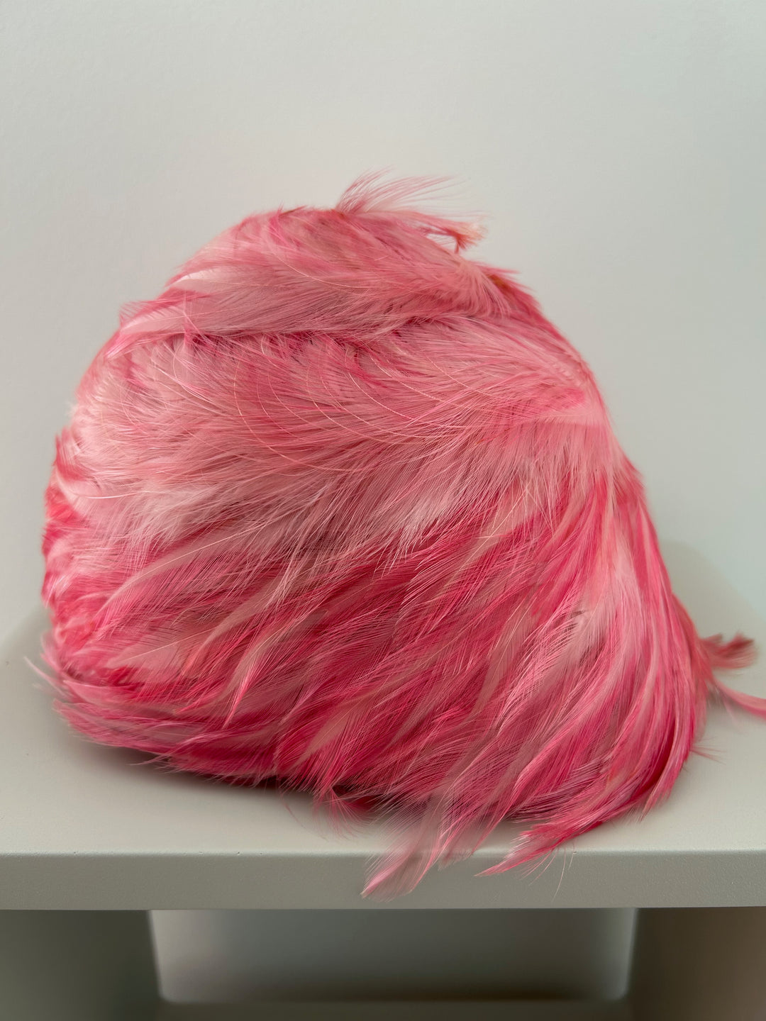 Vintage hoed met roze pluimen – een zacht statement / 23 x 19 x 16 cm