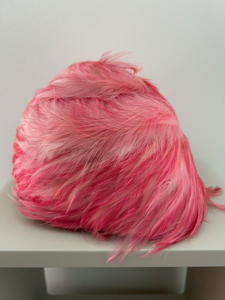 Vintage hoed met roze pluimen – een zacht statement / 23 x 19 x 16 cm