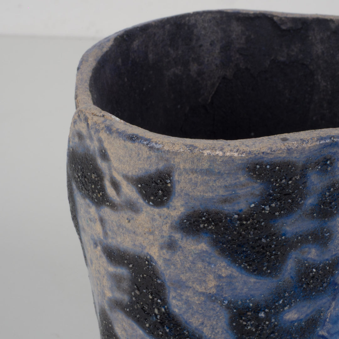 Blauw keramisch potje met bladmotief – Handgemaakt en gesigneerd – 15x13x13 cm