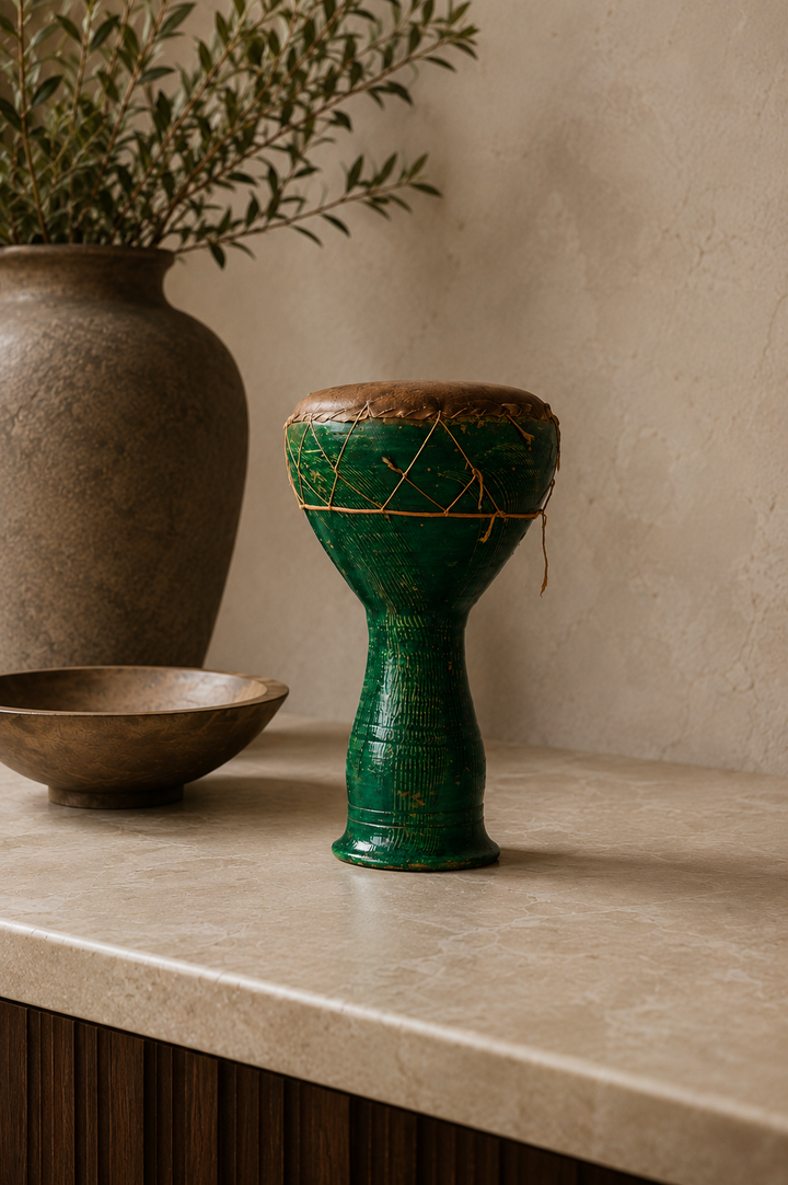 Groene Darbuka van klei – Authentiek ritme in vorm / 20x20x35,5cm