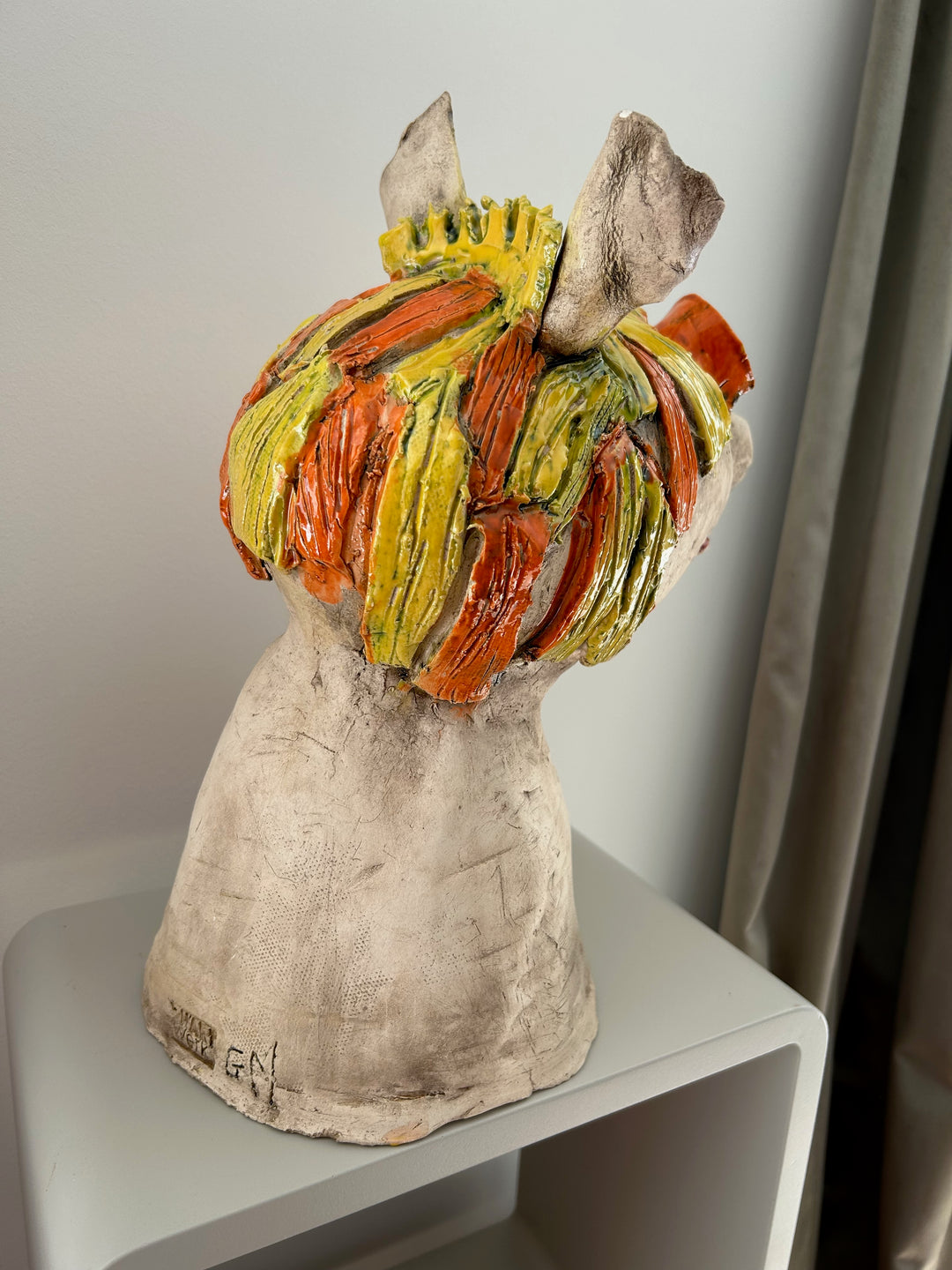 Een eigenzinnige ziel met elfenoren – handgemaakt beeld met een verhaal / 18 x 27 x 32,5 cm