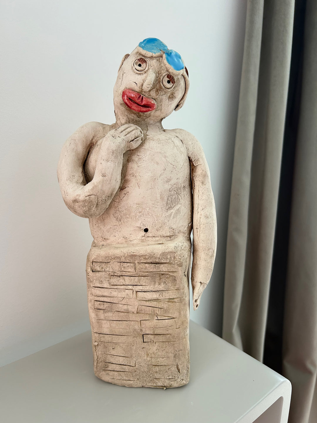 Beeld 'De Dromerige Zwemmer' – een knipoog in keramiek - 14 x 9 x 33 cm