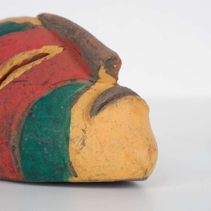 Klein Afrikaans decoratief maskertje – groen, rood en geel