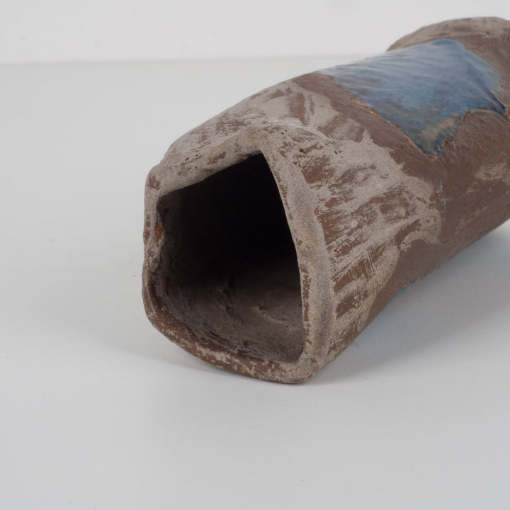 Handgemaakt keramisch vaasje – bruin met blauw geglazuurd blad – gesigneerd – 6 x 5,5 x 15 cm